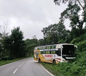 ರಸ್ತೆ ಬದಿಗೆ ವಾಲಿದ ಖಾಸಗಿ ಬಸ್*